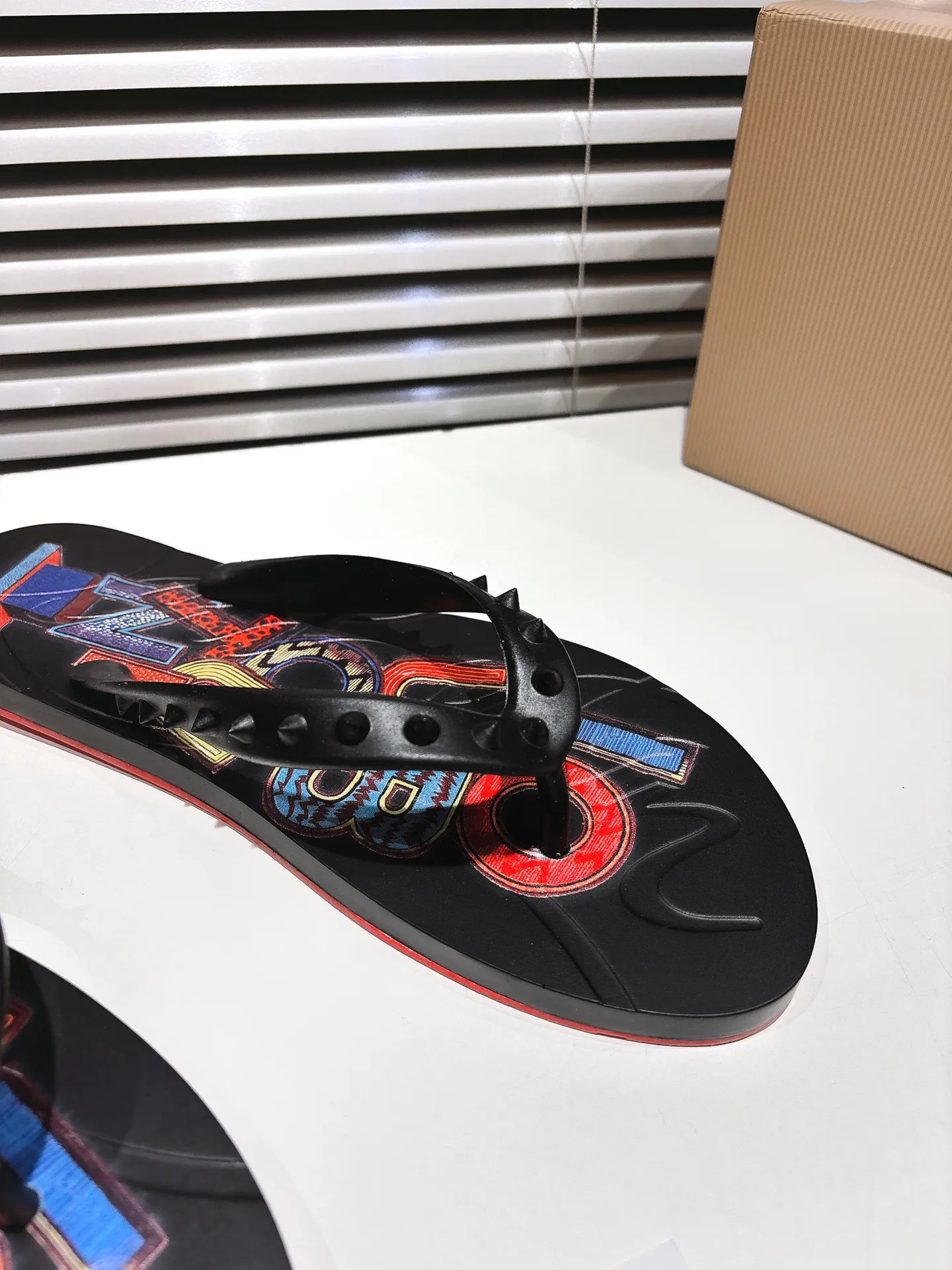 👟👟Ex-factory price 300👟👟 ╔Flip-flops black print╗ (yellow box packaging) ·Top version customization·2025𝐬𝐬 𝑪𝒉𝒓𝒊𝒔𝒕𝒊𝒂𝒏 𝑳𝒐𝒖𝒃𝒐𝒖𝒕𝒊𝒏 ▪️No matter the last shape, fabric, diamonds, nails, lining, outsole, they are as close as possible to ZP... ▪️The original sole is specially provided by the original factory ▪️The lining is imported water-dyed cowhide ▪️Private customization time is about 3-7 days —————— Size: Men's 37M-46M